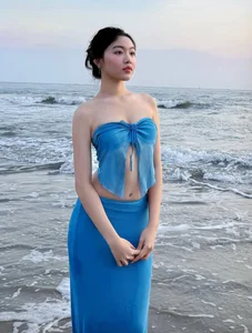 Summer Style: A Look at the Beach Fashion of Quyen Linh's Daughters - image 5