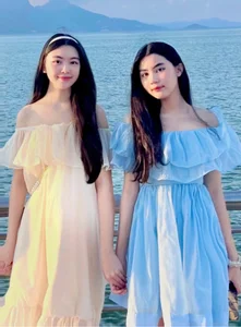 Summer Style: A Look at the Beach Fashion of Quyen Linh's Daughters - image 2
