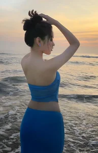 Summer Style: A Look at the Beach Fashion of Quyen Linh's Daughters - image 7