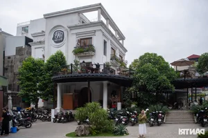 Inside Hanoi’s Massive 3,500m2 Cafe: A Hub for Coffee Lovers and Community Events - image 2