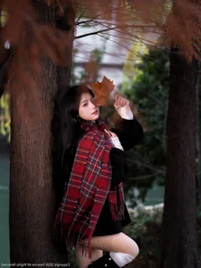 Yituyu Red Maple Portrait Series Featuring Model Xixi - image 7