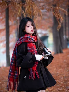 Yituyu Red Maple Portrait Series Featuring Model Xixi - image 4