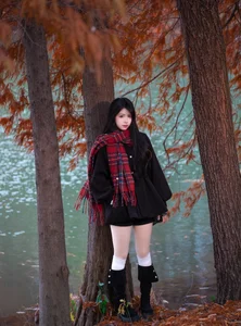 Yituyu Red Maple Portrait Series Featuring Model Xixi - image 3