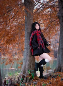Yituyu Red Maple Portrait Series Featuring Model Xixi - image 2