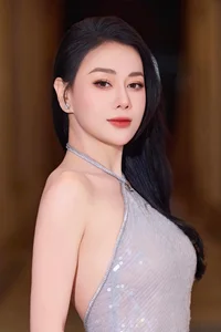 Phuong Oanh Captivates Fans in a Stunning Figure-Hugging Elegant Dress - image 7