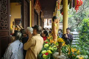 Hundreds Gather at Quan Su Pagoda in Hanoi for Sacred Vesak Day Celebrations - image 10