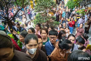 Hundreds Gather at Quan Su Pagoda in Hanoi for Sacred Vesak Day Celebrations - image 5