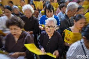 Hundreds Gather at Quan Su Pagoda in Hanoi for Sacred Vesak Day Celebrations - image 7