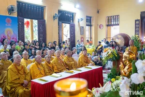 Hundreds Gather at Quan Su Pagoda in Hanoi for Sacred Vesak Day Celebrations - image 11