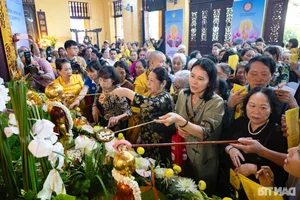 Hundreds Gather at Quan Su Pagoda in Hanoi for Sacred Vesak Day Celebrations - image 3