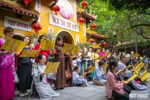 Hundreds Gather at Quan Su Pagoda in Hanoi for Sacred Vesak Day Celebrations - image 1