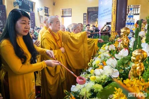Hundreds Gather at Quan Su Pagoda in Hanoi for Sacred Vesak Day Celebrations - image 8