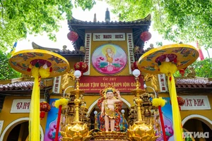 Hundreds Gather at Quan Su Pagoda in Hanoi for Sacred Vesak Day Celebrations - image 0