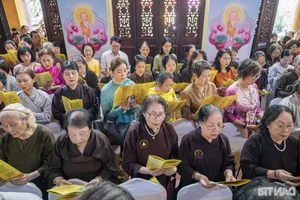 Hundreds Gather at Quan Su Pagoda in Hanoi for Sacred Vesak Day Celebrations - image 4
