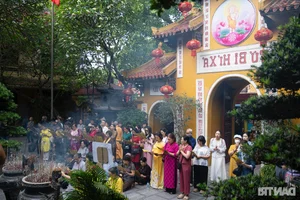 Hundreds Gather at Quan Su Pagoda in Hanoi for Sacred Vesak Day Celebrations - image 9