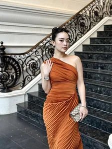 The Luxurious and Elegant Fashion Style of Ageless Muse Chi Hoang - image 2