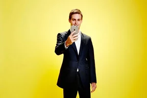 Tech Secrets: What Smartphone Does the Richest Person in the World Carry? - image 2