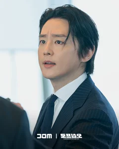 Kwon Yul Portrays an Unpredictable Behind-the-Scenes Threat in Fifties Professionals - image 3