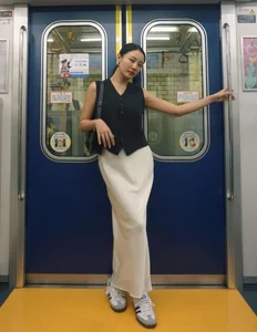How Vietnamese Celebrities Elevate Their Style with Classic A-Line Midi Skirts - image 4