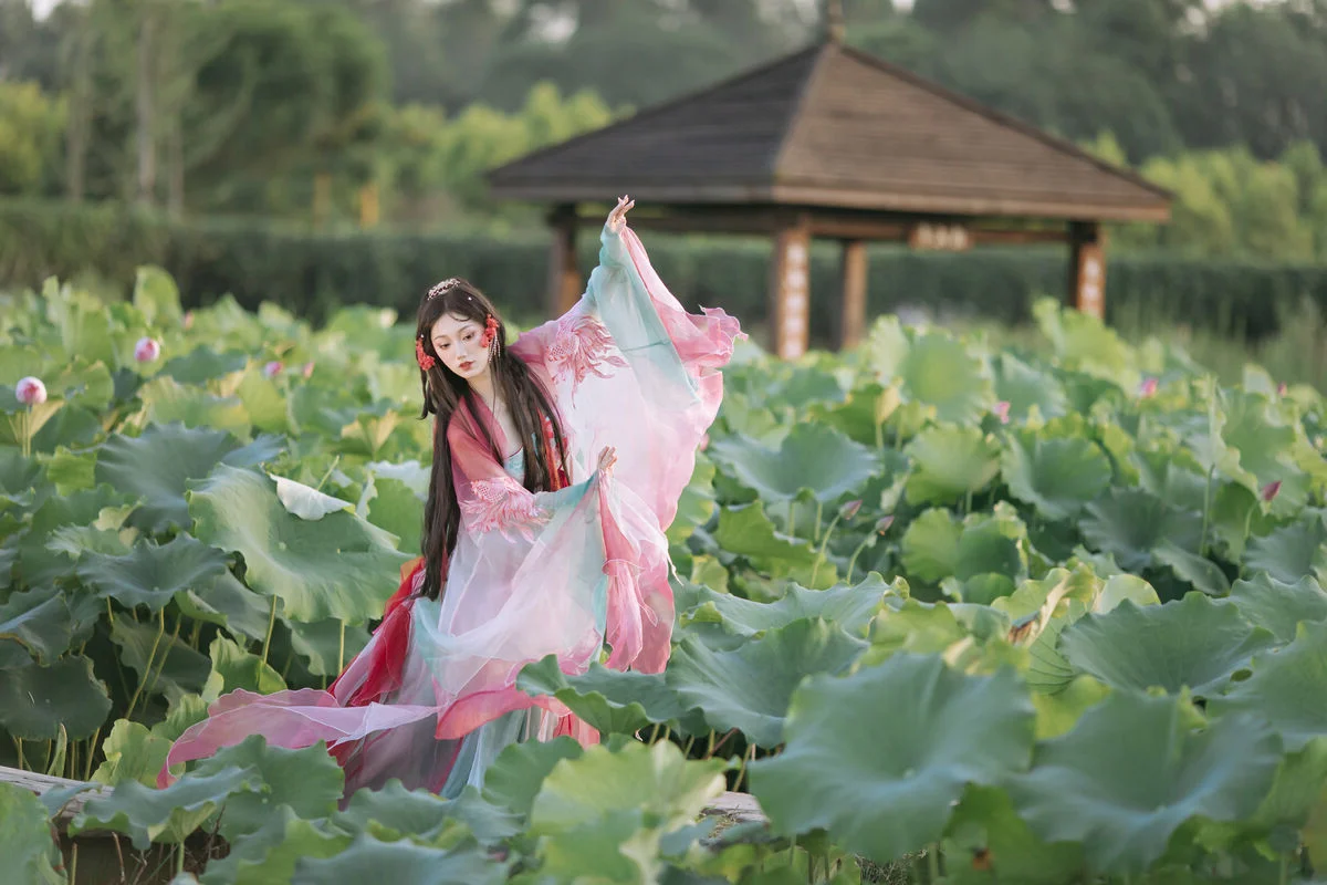 YiTuYu Vol.8746: Dong Chu Liu – Ethereal Beauty in Ancient Chinese Attire – Asian Art Photography