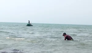 The High-Stakes World of Baby Lobster Diving: A Daily Struggle for Coastal Fishers - image 2