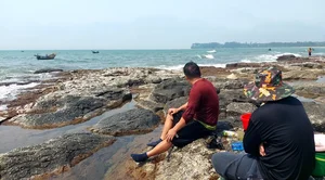 The High-Stakes World of Baby Lobster Diving: A Daily Struggle for Coastal Fishers - image 6