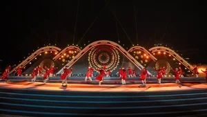 Da Nang Tourists Enthrall in Fireworks Festival Rehearsal Night - image 3