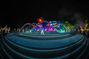 Da Nang Tourists Enthrall in Fireworks Festival Rehearsal Night - image 1