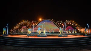 Da Nang Tourists Enthrall in Fireworks Festival Rehearsal Night - image 4