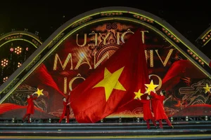 Da Nang Tourists Enthrall in Fireworks Festival Rehearsal Night - image 2