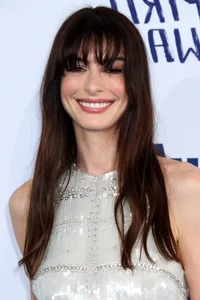 4 Youthful and Elegant Hairstyles Inspired by Anne Hathaway for Women Over 40 - image 3