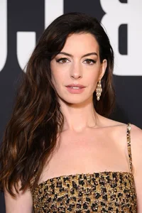 4 Youthful and Elegant Hairstyles Inspired by Anne Hathaway for Women Over 40 - image 2