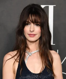 4 Youthful and Elegant Hairstyles Inspired by Anne Hathaway for Women Over 40 - image 7
