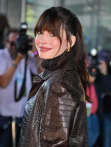 4 Youthful and Elegant Hairstyles Inspired by Anne Hathaway for Women Over 40 - image 6