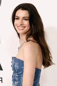4 Youthful and Elegant Hairstyles Inspired by Anne Hathaway for Women Over 40 - image 1