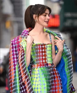 4 Youthful and Elegant Hairstyles Inspired by Anne Hathaway for Women Over 40 - image 4