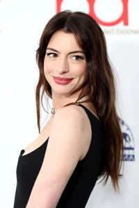 4 Youthful and Elegant Hairstyles Inspired by Anne Hathaway for Women Over 40 - image 5