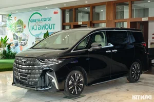 Toyota Alphard Review: Why This Luxury MPV is the Ultimate 'Ground Private Jet' - image 3