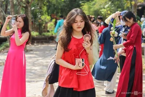 Ao Dai Museum Crowded with Visitors Capturing Beautiful Tet Holiday Photos in Ho Chi Minh City - image 7