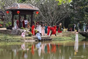 Ao Dai Museum Crowded with Visitors Capturing Beautiful Tet Holiday Photos in Ho Chi Minh City - image 9