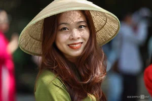 Ao Dai Museum Crowded with Visitors Capturing Beautiful Tet Holiday Photos in Ho Chi Minh City - image 6