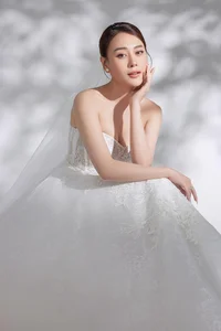 Vietnamese Star Updates: Quang Su Returns to Hanoi as Thuy Anh Stuns in Elegant Bare-Back Dress - image 44