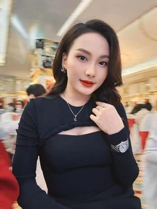 Vietnamese Star Updates: Quang Su Returns to Hanoi as Thuy Anh Stuns in Elegant Bare-Back Dress - image 46