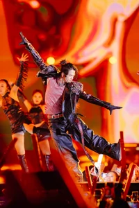 Call Me By Fire Concert Turns Cold Hanoi Winter into Summer Heat - image 18