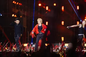 Call Me By Fire Concert Turns Cold Hanoi Winter into Summer Heat - image 5