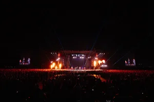 Call Me By Fire Concert Turns Cold Hanoi Winter into Summer Heat - image 4