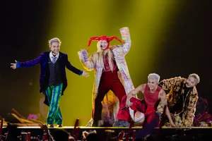 Call Me By Fire Concert Turns Cold Hanoi Winter into Summer Heat - image 8