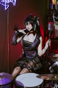 Stunning Taihou Idol Cosplay by Jiuqu Jean: A Fusion of Gaming and Art - image 2