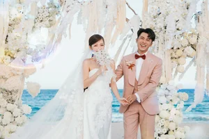 Supermodel Minh Tu Sparking Wedding Rumors with Longtime German Boyfriend - image 2