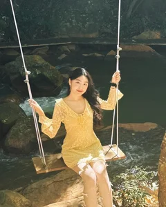 Meet Mai Thao Linh: The Talented and Elegant Daughter of MC Quyen Linh - image 7